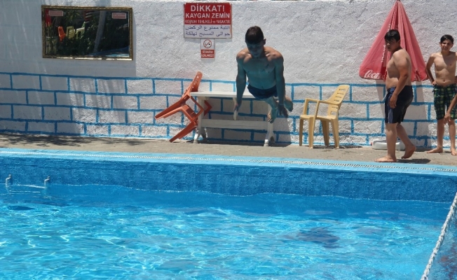 Sıcaktan bunalan gençler havuzda serinliyor