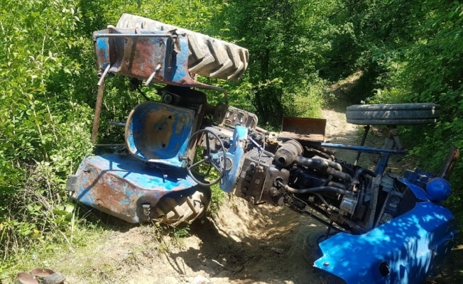 Tarlaya giderken devrilen traktörün altında kalan yaşlı adam öldü