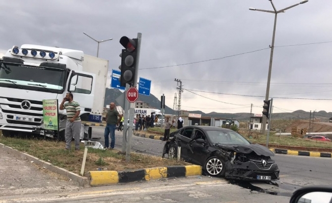Tatvan’da tır ile otomobil çarpıştı: 2 yaralı