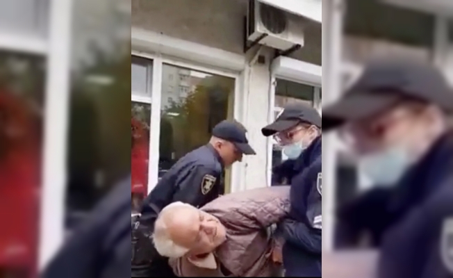 Ukrayna’da maske takmayan yaşlı adama polis şiddeti