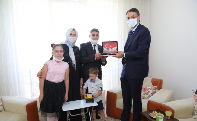 Vali Çelik, 15 Temmuz Gazisi Ali Karayiğit’i ziyaret etti