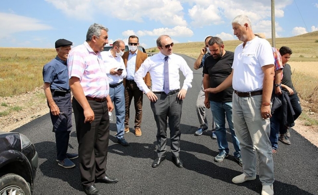 Vali Cüneyt Epcim, Aydıncık köyünde yürütülen asfalt çalışmalarını inceledi