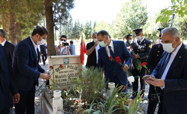 Vali Mahmut Çuhadar ve il protokolünden şehitliğe bayram ziyareti