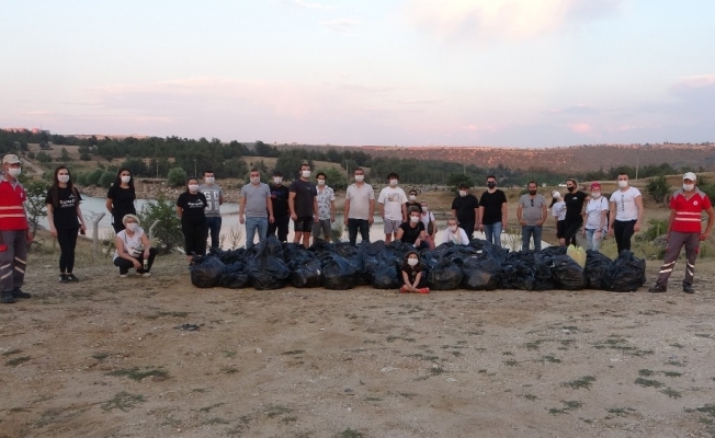 Vatandaşlar, piknik alanında 100 poşetten fazla çöp topladı