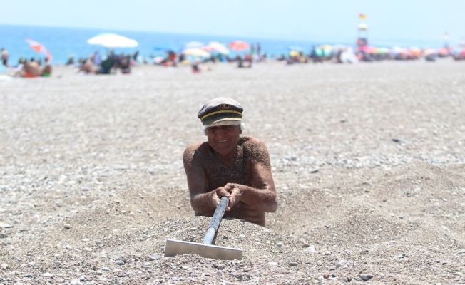 Yaşlı adam 40 dereceyi bulan sıcaklıkta sahilde kendini kuma gömüp şifa aradı