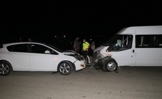 Adana’da otomobil ve minibüs çarpıştı: 3 yaralı