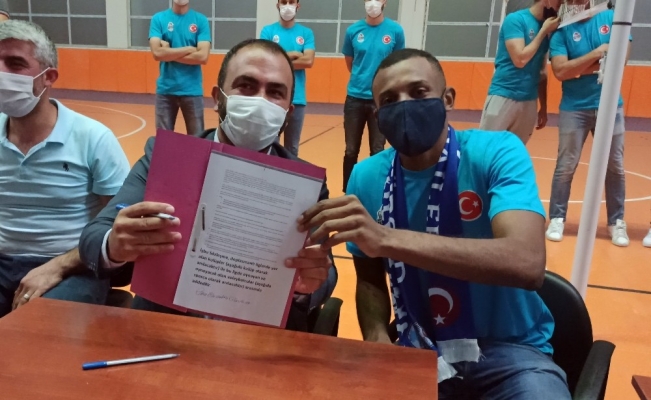 Adilcevaz TÜRŞAD Voleybol Takımı Brezilyalı voleybolcuyla sözleşme imzaladı