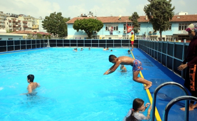 Akdeniz Belediyesi, okul bahçelerine portatif yüzme havuzları kurdu