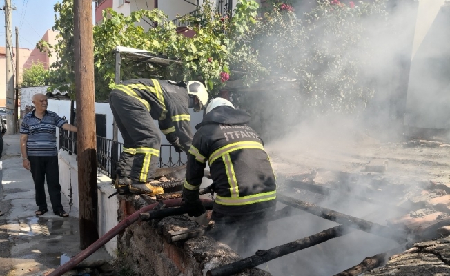 Aksaray’da odunluk yangını paniğe neden oldu