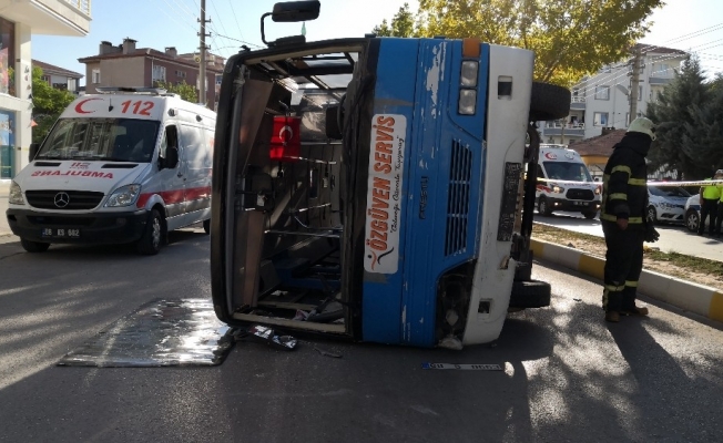 Aksaray’da yolcu minibüsüyle otomobil çarpıştı: 18 yaralı