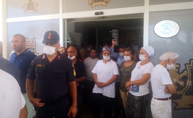 Alanya'da otel mühürlenince çalışanlar eylem yaptı, sahibi benzinle direndi