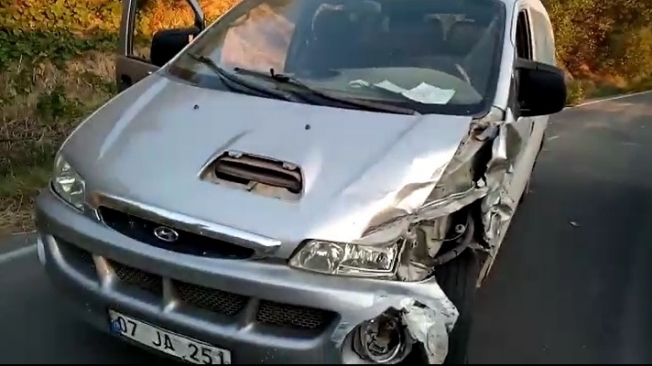 Alanya’da 2 otomobil çarpıştı: 3 yaralı