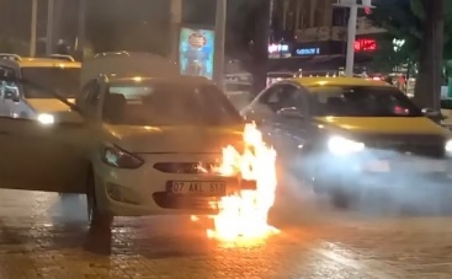 Alanya’da hareket halinde otomobil alev alev yandı!