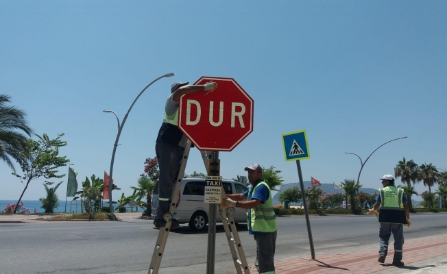 Alanya’da trafik levhası, delinatör ve boyama çalışması devam ediyor