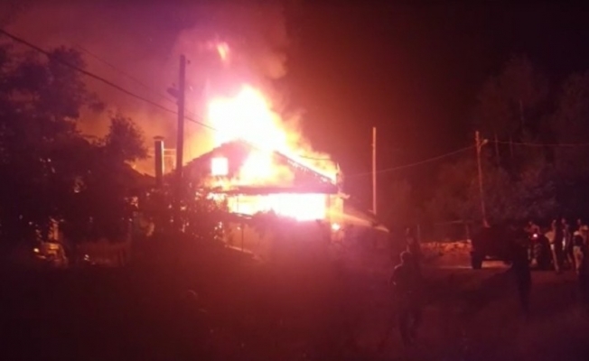 Amasya’da çıkan yangında 3 ev yandı