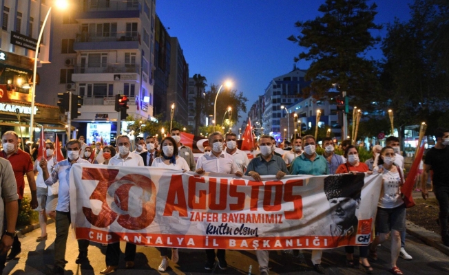 Antalya sokaklarında 30 Ağustos zafer yürüyüşü