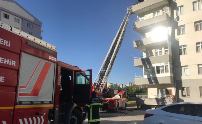 Balkonda çıkan yangında dumandan zehirlenen 2 kişi tedavi altına alındı