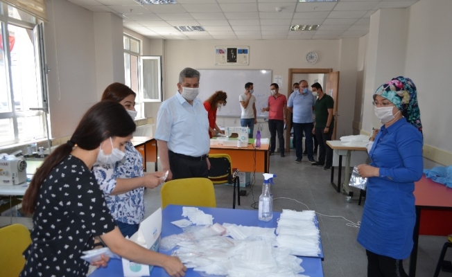 Başkan Altun, maske dikim kursunu ziyaret etti