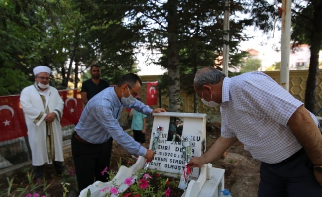 Başkan Arpacı, 1 Ağustos şehitlerine mezar başlarında dua etti