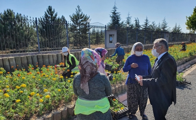 Başkan Büyükkılıç peyzaj işçileriyle sohbet etti