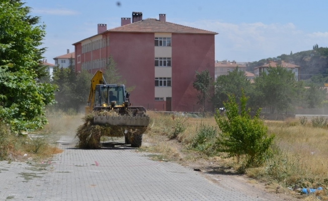 Bünyan’da temizlik apartman bahçelerinde devam ediyor