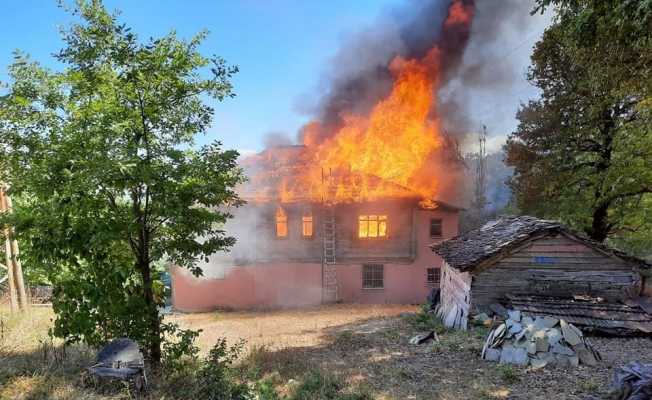 Çatalzeytin’de iki katlı ahşap ev alev alev yandı
