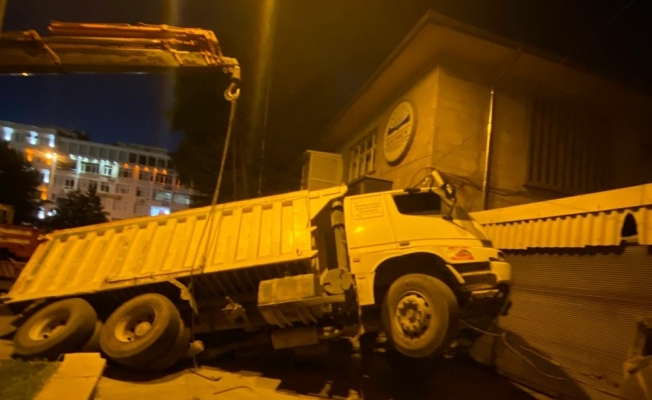 Çöken yola düşen kamyonet şaha kalktı
