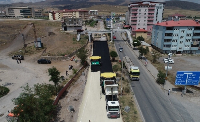 Cumhuriyet Caddesi’nde sıcak asfalt serimi başladı