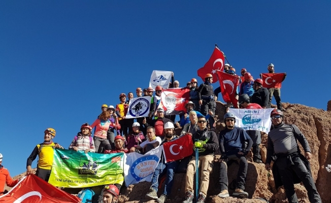 Dağcılar 30 Ağustos Zafer Bayramını Zirvede Kutladı