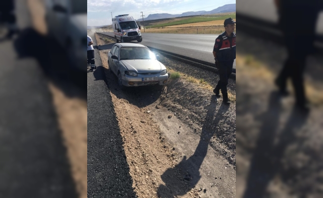 Direksiyon hakimiyeti kaybolan araç refüje girdi