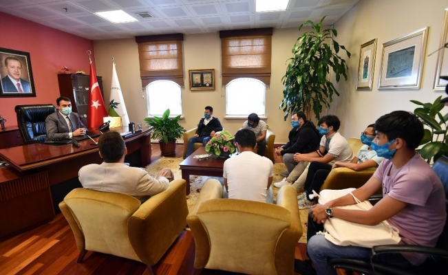Doğu Türkistanlı Öğrencilerden Dündar’a teşekkür