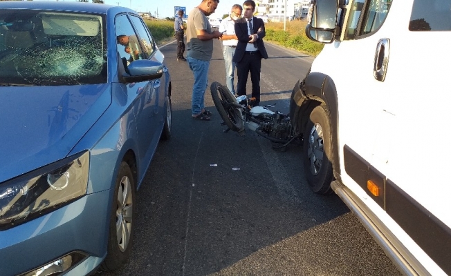 Feci kaza: Motosikletli kurye minibüse çarpıp otomobilin camına uçtu