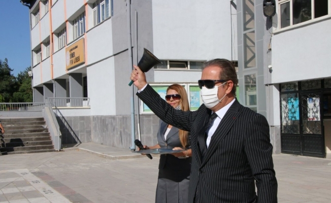 İlk ders zilini Milli Eğitim Müdürü Celalettin Ekinci çaldı