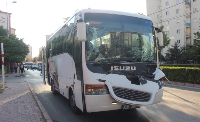 İşçi servisi kamyona arkadan çarptı: 3 yaralı