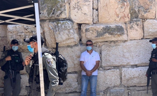 İsrail güçleri, Mescid-i Aksa’da Filistinli gazeteciyi gözaltına aldı