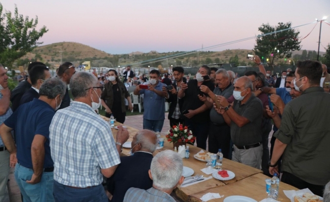 İYİ Parti Genel Başkanı Akşener’in programında maske ve sosyal mesafe kuralı hiçe sayıldı