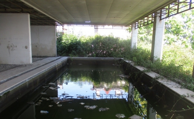 İzmit Belediyesi, metruk binanın havuzunu tahliye etti