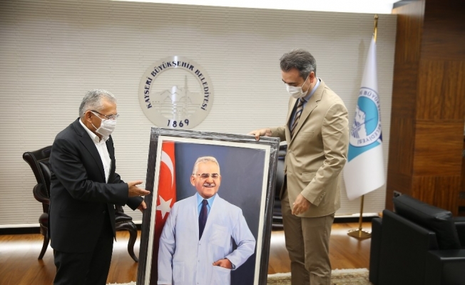 Kayseri Tabipler Odası’ndan Başkan Büyükkılıç’a anlamlı hediye