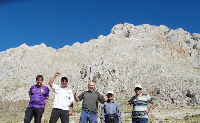 Kayserili dağcılar, deprem şehitlerini andı