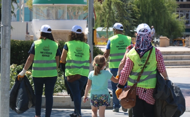 Kırşehir’de, gönüllü sokak işçileri şehir temizliği yaptı