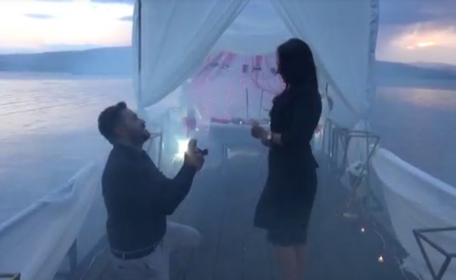 Kız arkadaşına Çıldır Gölü’nde sürpriz evlilik teklifi yaptı