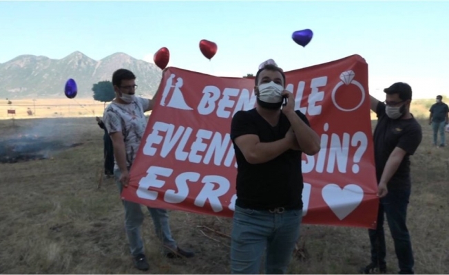 Korona virüs tedavisi gören genç kıza hastanede sürpriz evlilik teklifi