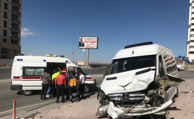 Minibüsü ile otomobil çarpıştı: 4 yaralı