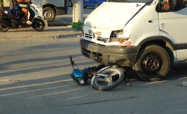 Minibüsün altında sürüklenen 14 yaşındaki motosiklet sürücüsü ağır yaralandı