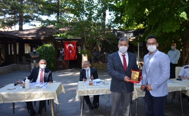 Muhtardan Başkan Özkan Altun’a plaketli teşekkür