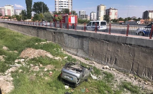 Otomobil su kanalına düştü: 1 yaralı