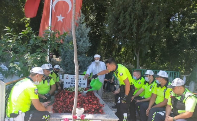 Polis ekipleri, şehit Kaymakam Safitürk ve 15 Temmuz Şehidi Gökbayrak’ın mezarını ziyaret etti