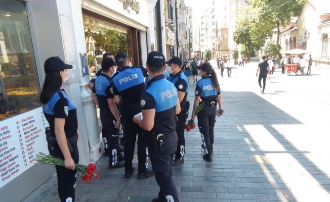 Polisler İstiklal Caddesi’nde KADES’i tanıttı