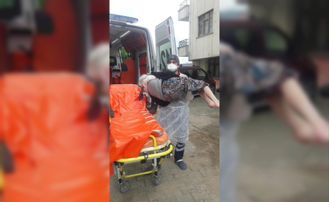 Rize sağlık çalışanı hastayı ambulansa kadar kucağında taşıdı