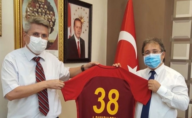 Sağlık Müdürü ve Başhekime Kayserispor forması